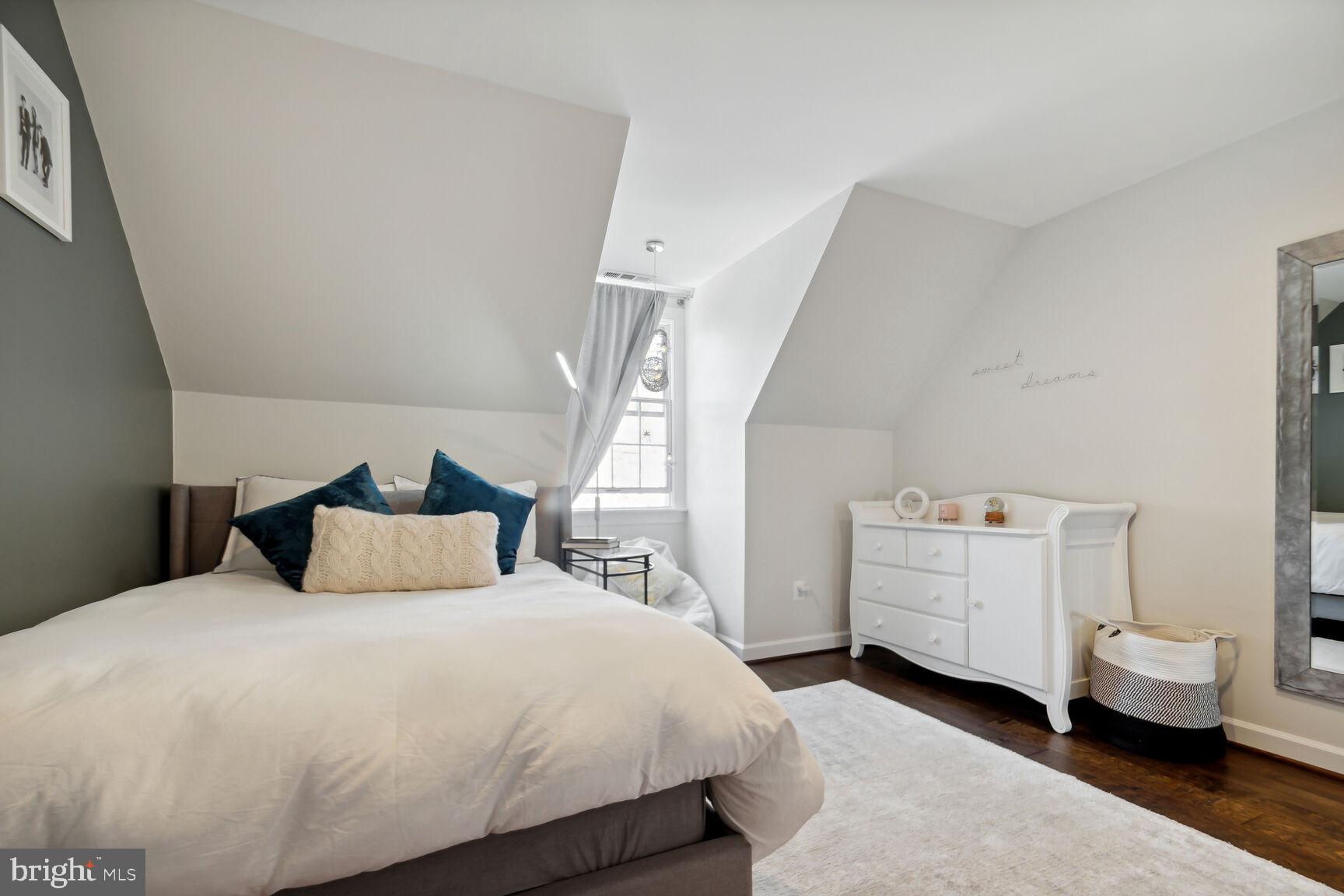 CHAIN BRIDGE SQUARE - Residential