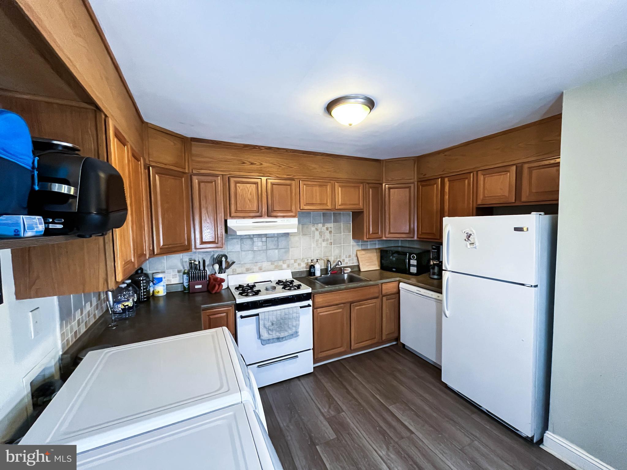 707 DORSET AVENUE N B11