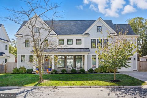 Photo of 5102 Fairglen Lane, CHEVY CHASE, MD 20815 (MLS # MDMC2221784)