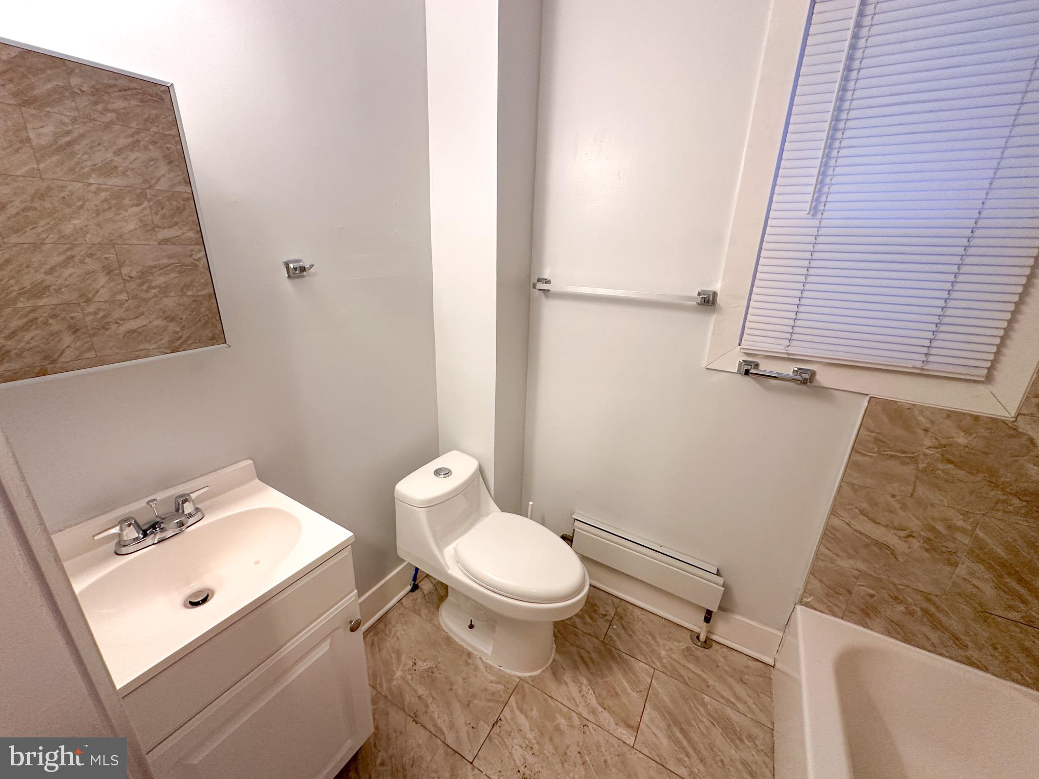 4722 LONGSHORE AVENUE 1R