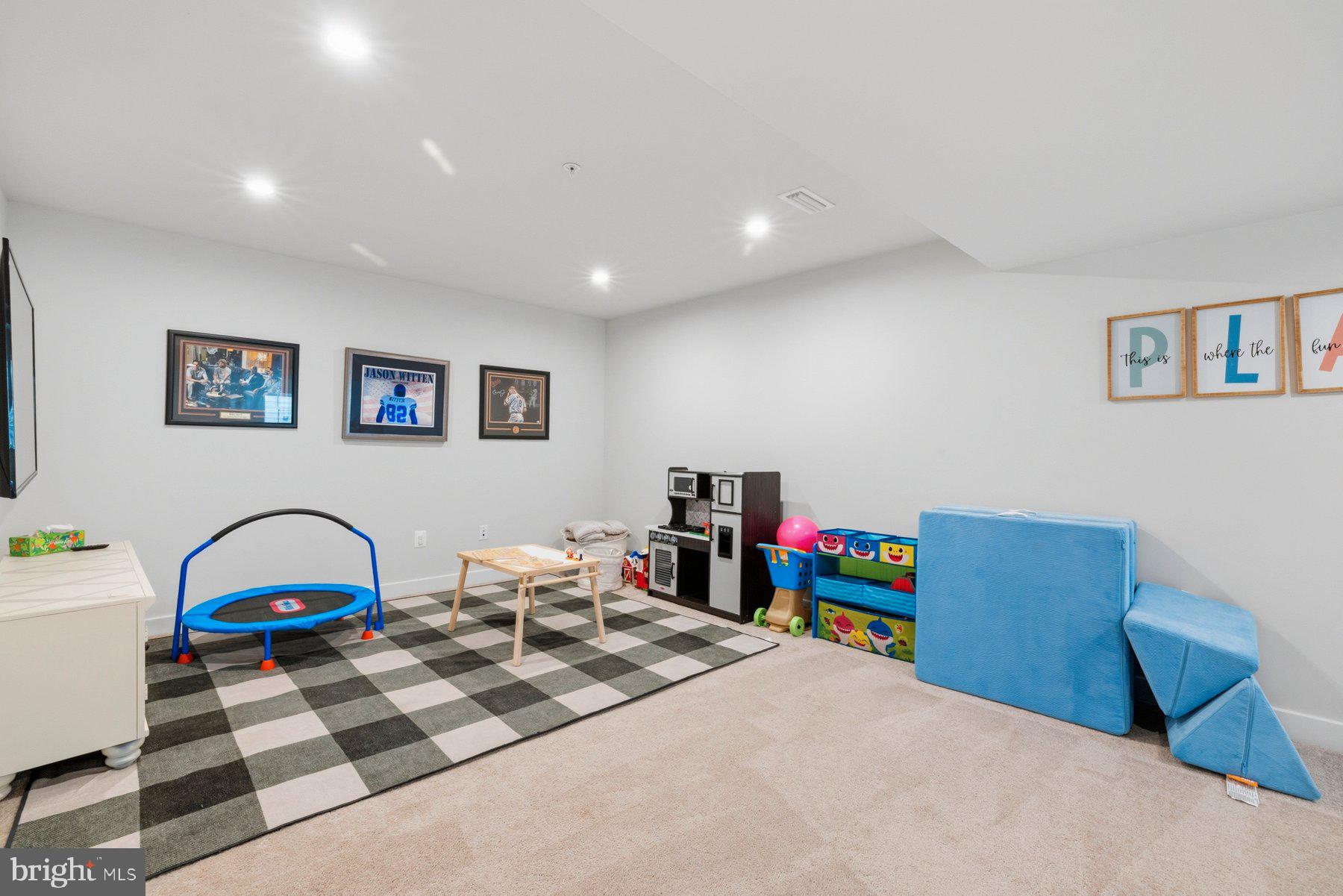 WOODBOURNE MANOR - Residential