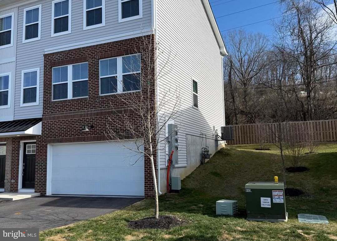 121 FOUR LEAF DRIVE