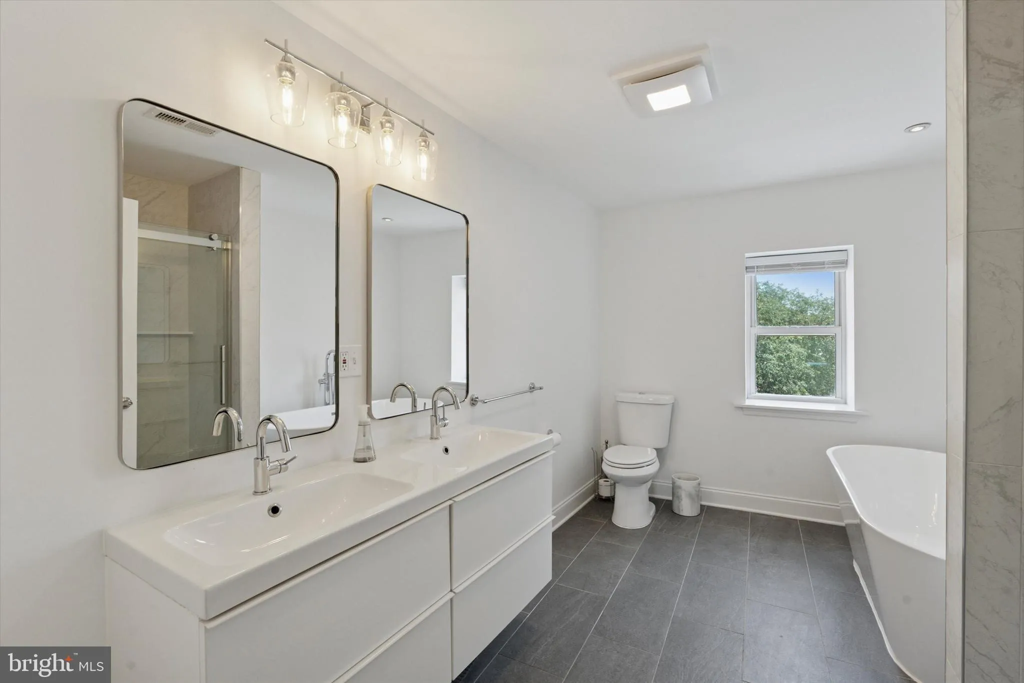 Philadelphia, Pennsylvania 19147, United States, 3 Bedrooms Bedrooms, ,3 BathroomsBathrooms,Residential,Active,145838