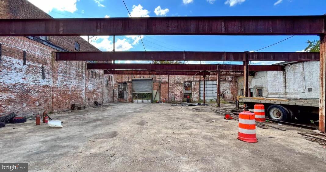 BROADWAY EAST - Land