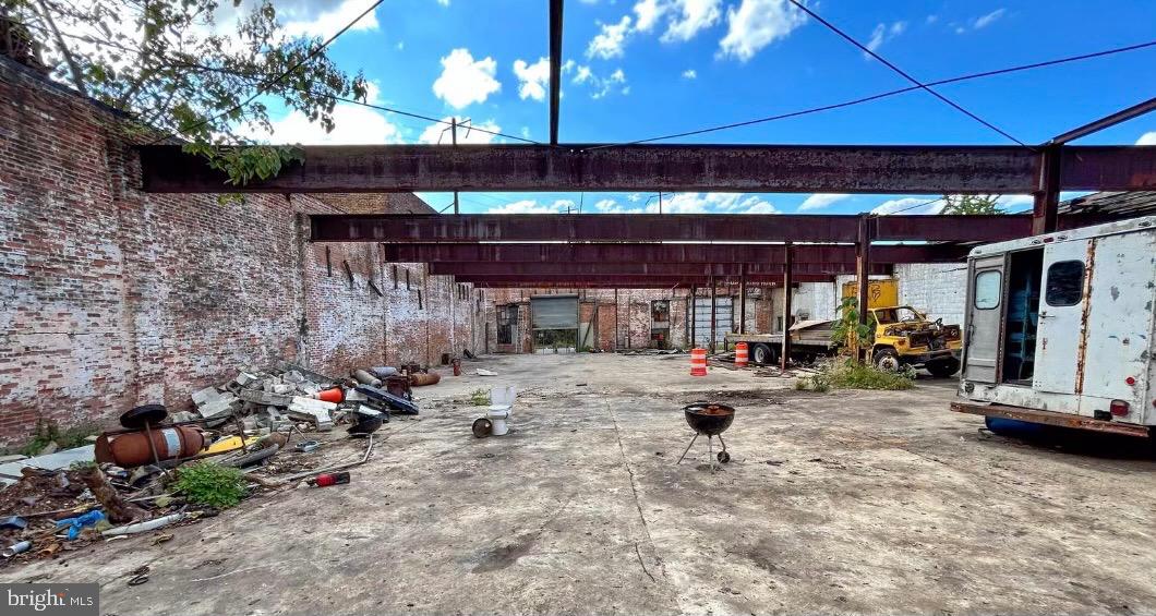 BROADWAY EAST - Land