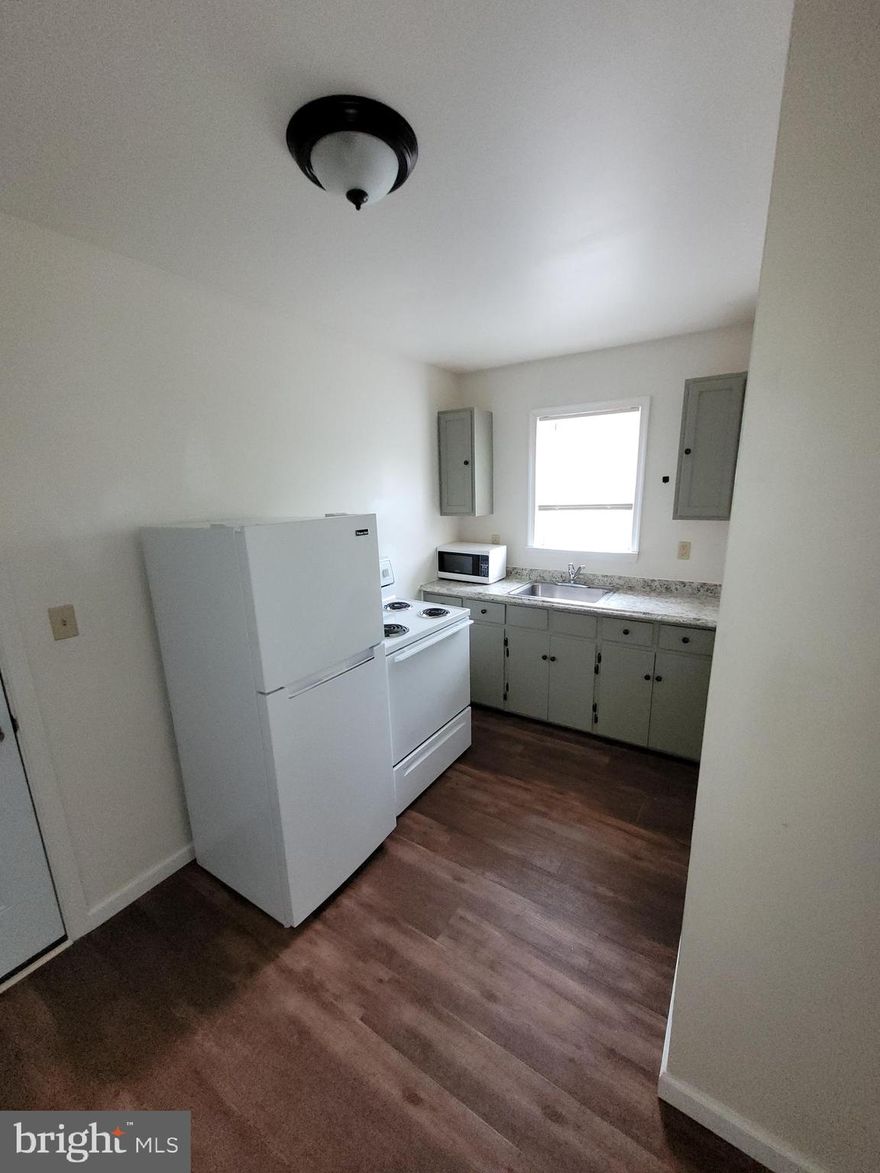 NO PETS.....AND NO SMOKERS......
1 BEDROOM APARTMENT, ONE PARKING SPACE. TENANTS ARE RESPONSIBLE FOR FIXING APPLIANCES