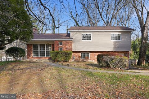 Photo of 7821 Cayuga Avenue, BETHESDA, MD 20817 (MLS # MDMC2210196)
