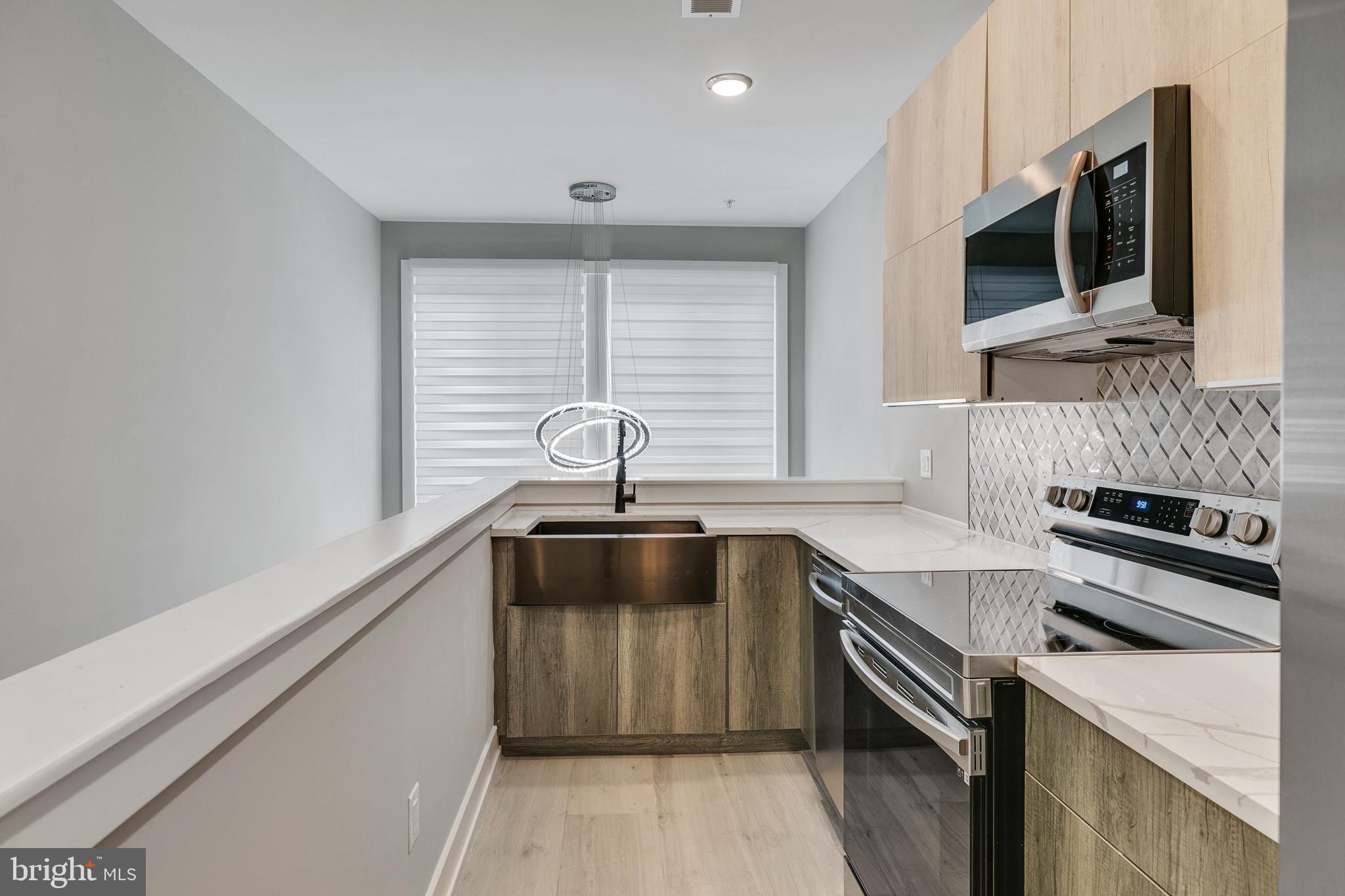 Welcome to 1617 Brown St - Contemporary new construction building with high end luxury finishes. Unit 3 is a 1 bed/1.5 bath apartment that features Calcutta quartz countertops, stainless steel Samsung appliances, soft close cabinets & large walk in closets. This property is highlighted by an alarm/intercom system, built in bluetooth speakers, walk in closets & tray ceiling LED lights. Don't miss out on one of the highest quality new construction properties in the area.
*Advertised rent is based on 1 month free at $1650/mo on 12 month term. (6th mo is free). Average payment over 12 mo lease is about $1500/mo
There will be 1 parking spot available +$200/mo
Tenants are responsible for the following utilities:
Water $50/mo flat fee (up to 2 people)
Electric (based on usage)
NO GAS BILL
Internet
Text the listing agent for a video tour!