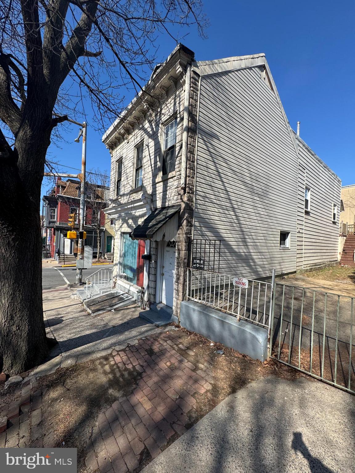 Main image without alt text