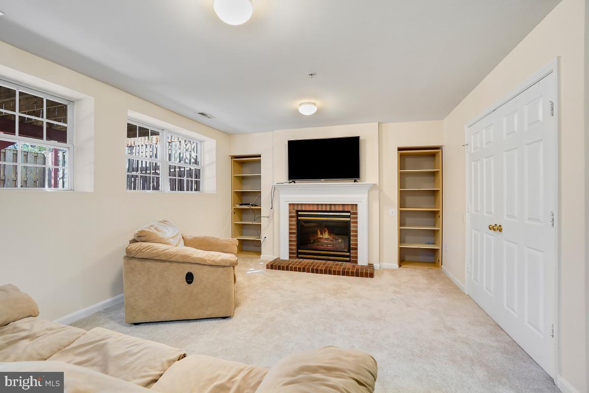 KINGSVIEW VILLAGE - Residential Lease