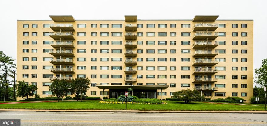 ***Huge Price Adjustment***  MASKS MUST BE WORE IN THE BUILDING DURING THE COVID -19 CRISIS THANK  YOU**** Bright and Spacious 2/3 bedroom 2 bath corner unit condo  in Park Towers West.  Wonderful service in this concierge building.   It would be easy to turn the den into a third bedroom.   Condo fee includes: heat, air-conditioning, electricity,  hot  water,  doorman and desk attendant.  Guest suite available .     Shabbos elevator and wonderfully convenient location.  *** Over 1700 square feet ***