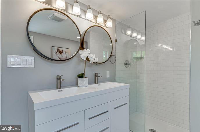 MT RAINIER- ROGERS 1ST A - Residential