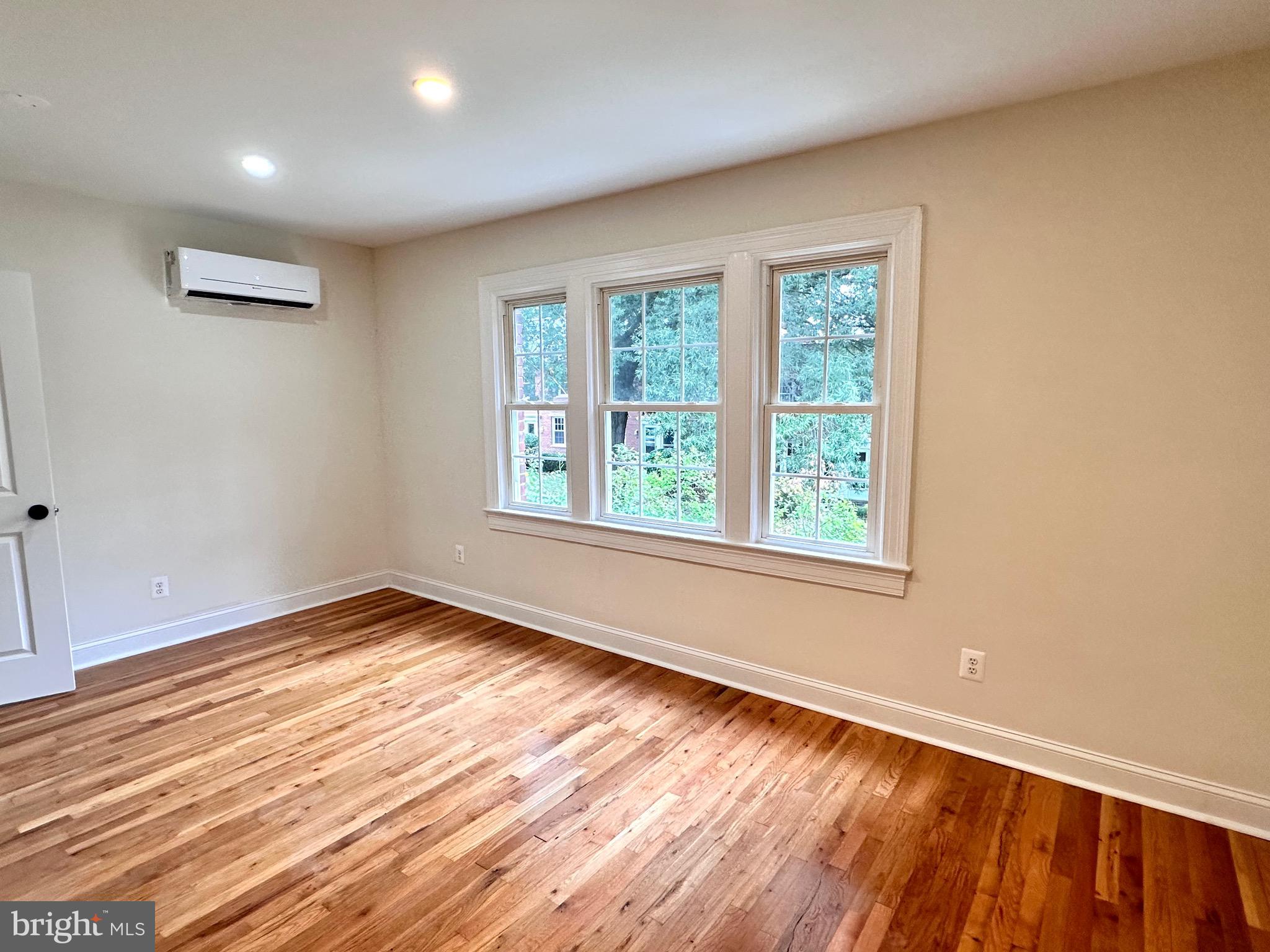 ARLINGTON VILLAGE COURTYARD - Residential