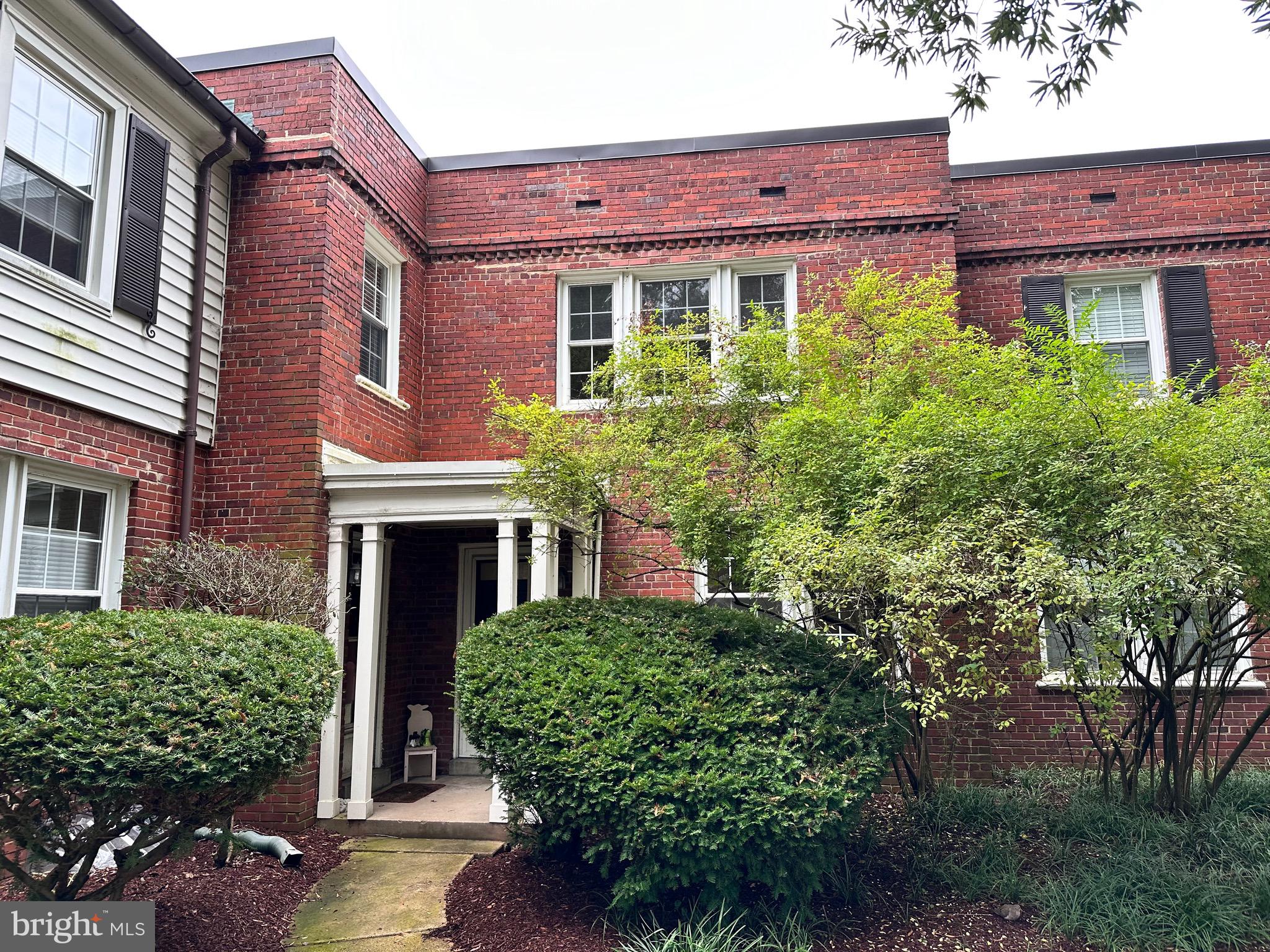 ARLINGTON VILLAGE COURTYARD - Residential