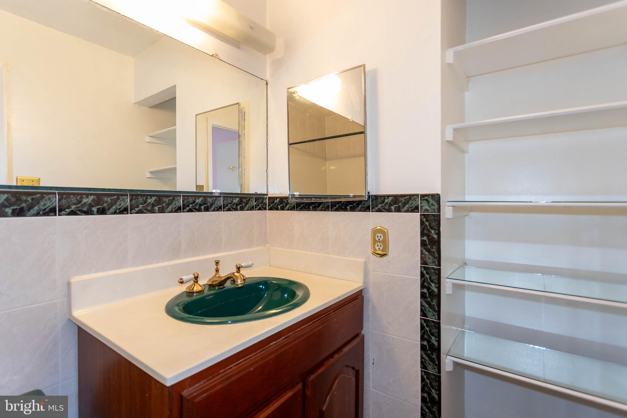 SEVEN COURTS - Residential