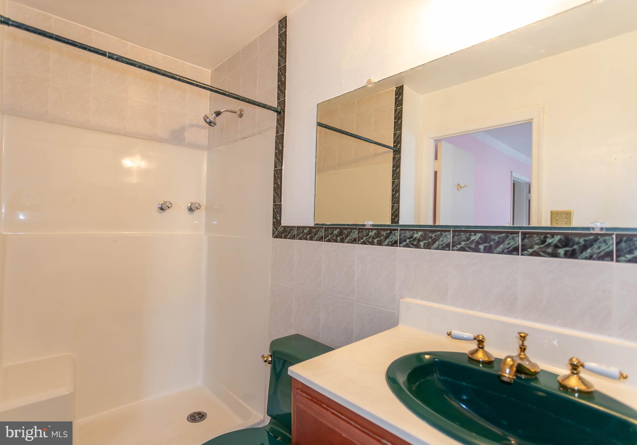 SEVEN COURTS - Residential