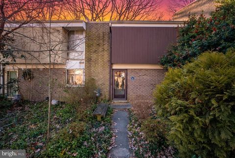 Photo of 1781 Wainwright Drive, RESTON, VA 20190 (MLS # VAFX2286786)