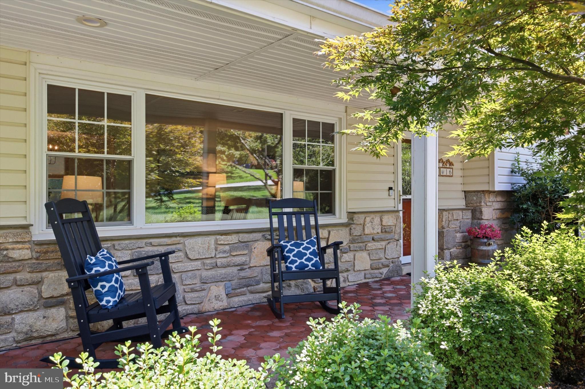 16 E GLEN CIRCLE