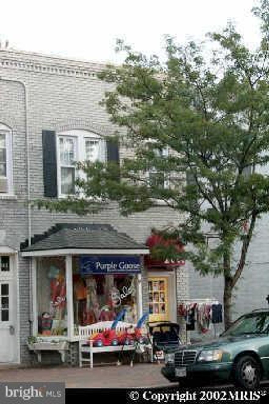 Del Ray community 2 bedrooms hard wood floor and carpet full bath washer and dryer in unit