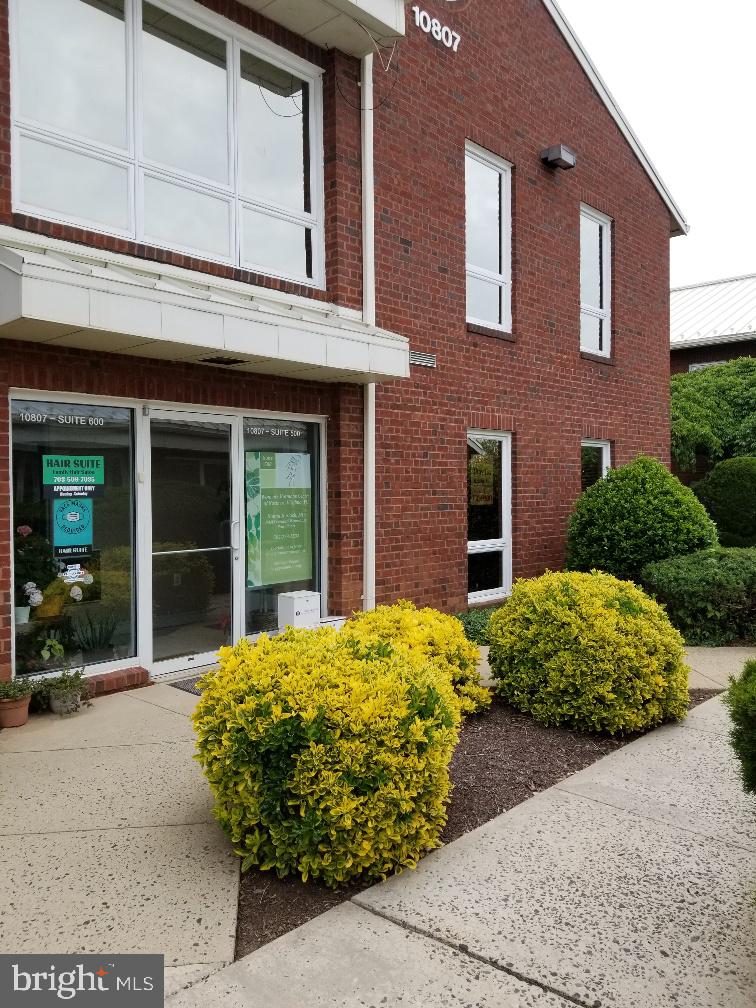 KELLY SQUARE - Commercial Lease