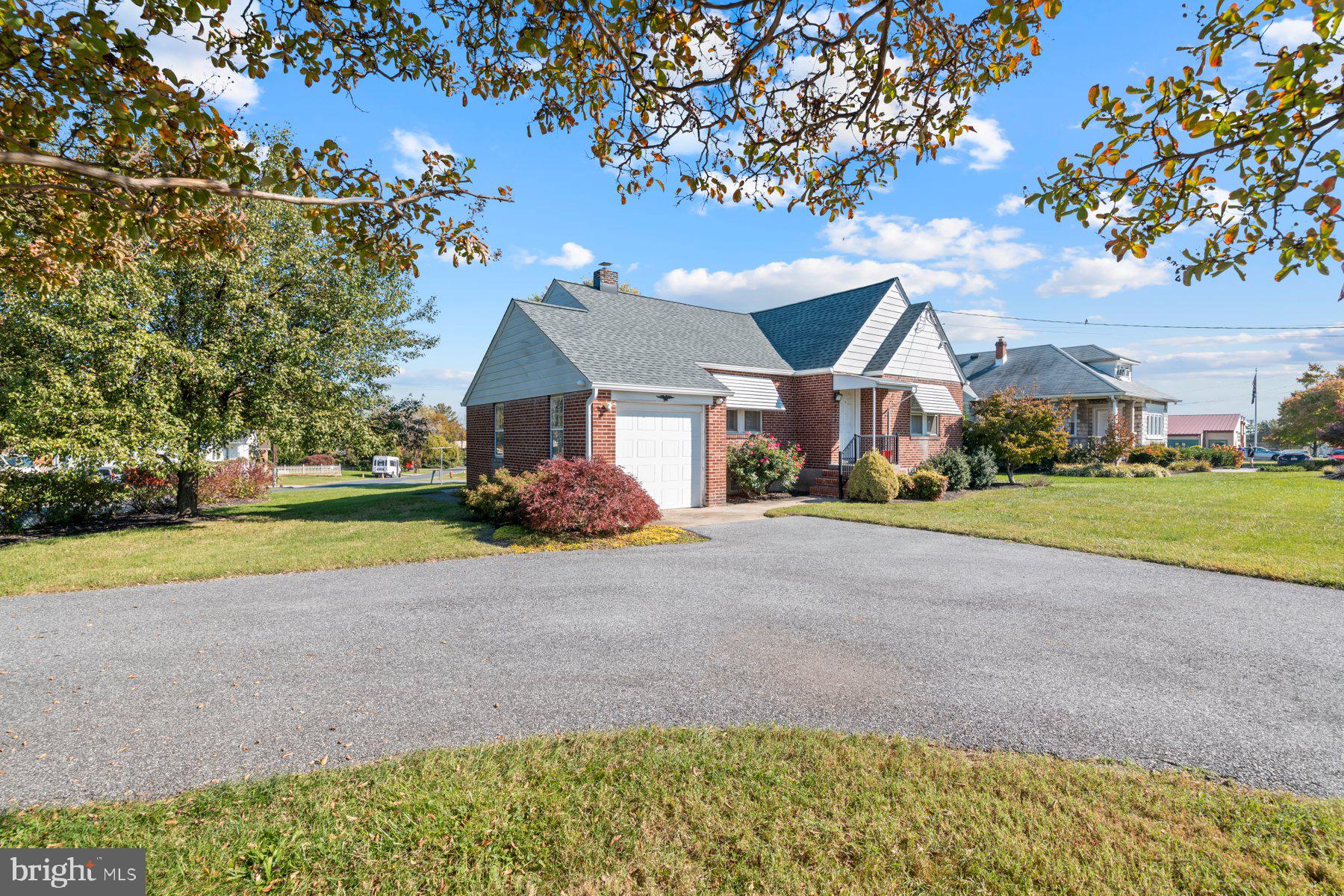 6912 GOLDEN RING ROAD