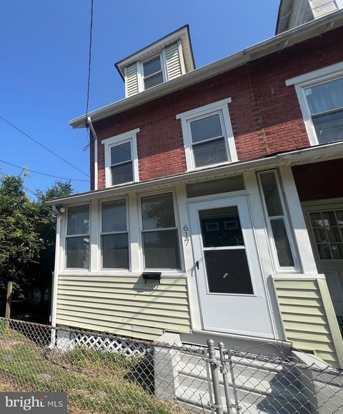 Townhouse For Rent - 617 3rd Street<br/> BEVERLY, NJ 08010