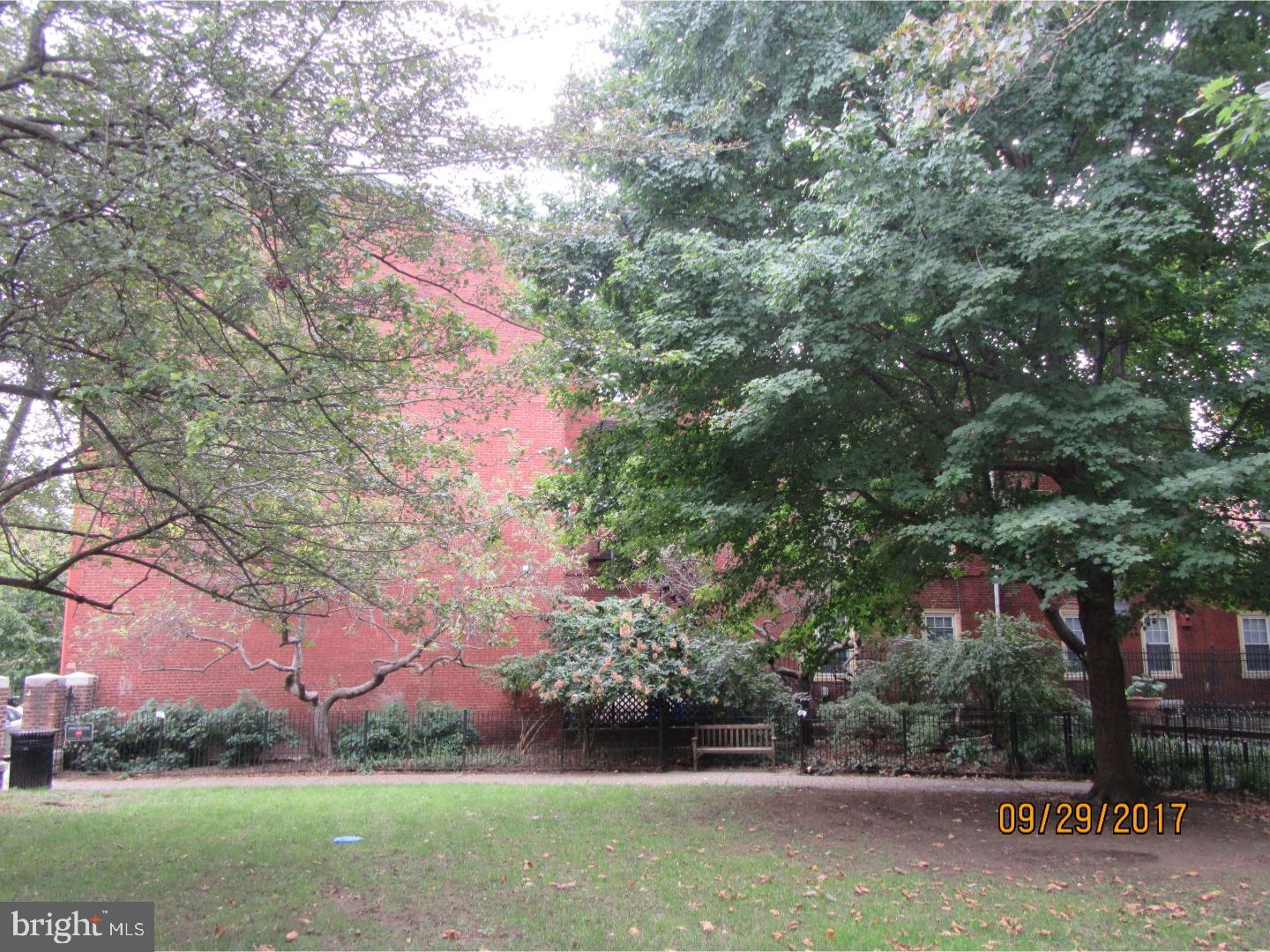 QUEEN VILLAGE - Residential