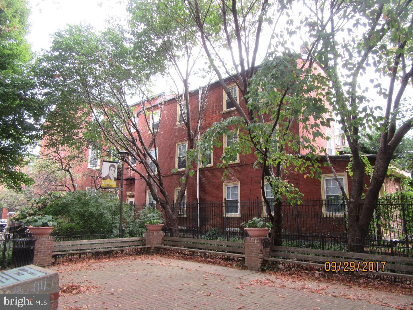 QUEEN VILLAGE - Residential