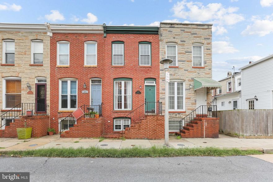 Renovated home near historic Fort McHenry. Walk to Tide Point and local restaurants and pubs.Granite counters, stainless steel appliances, exposed brick, hardwood floors throughout. Nice yard with a Rooftop deck.