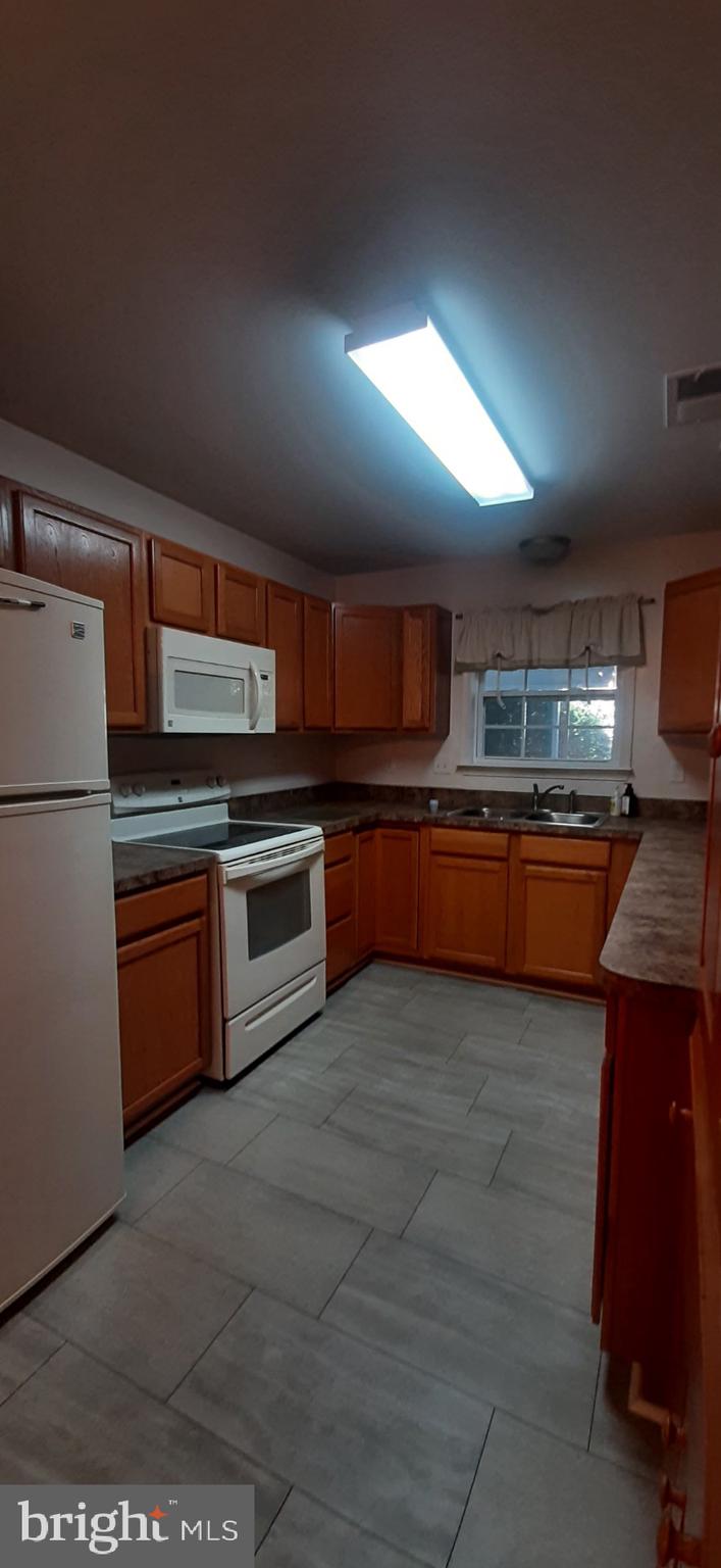 THE TOWNES OF RIDGEWAY - Residential Lease