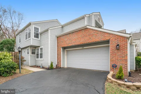 7510 Cross Gate Lane, Alexandria, VA MLS: VAFX2227654