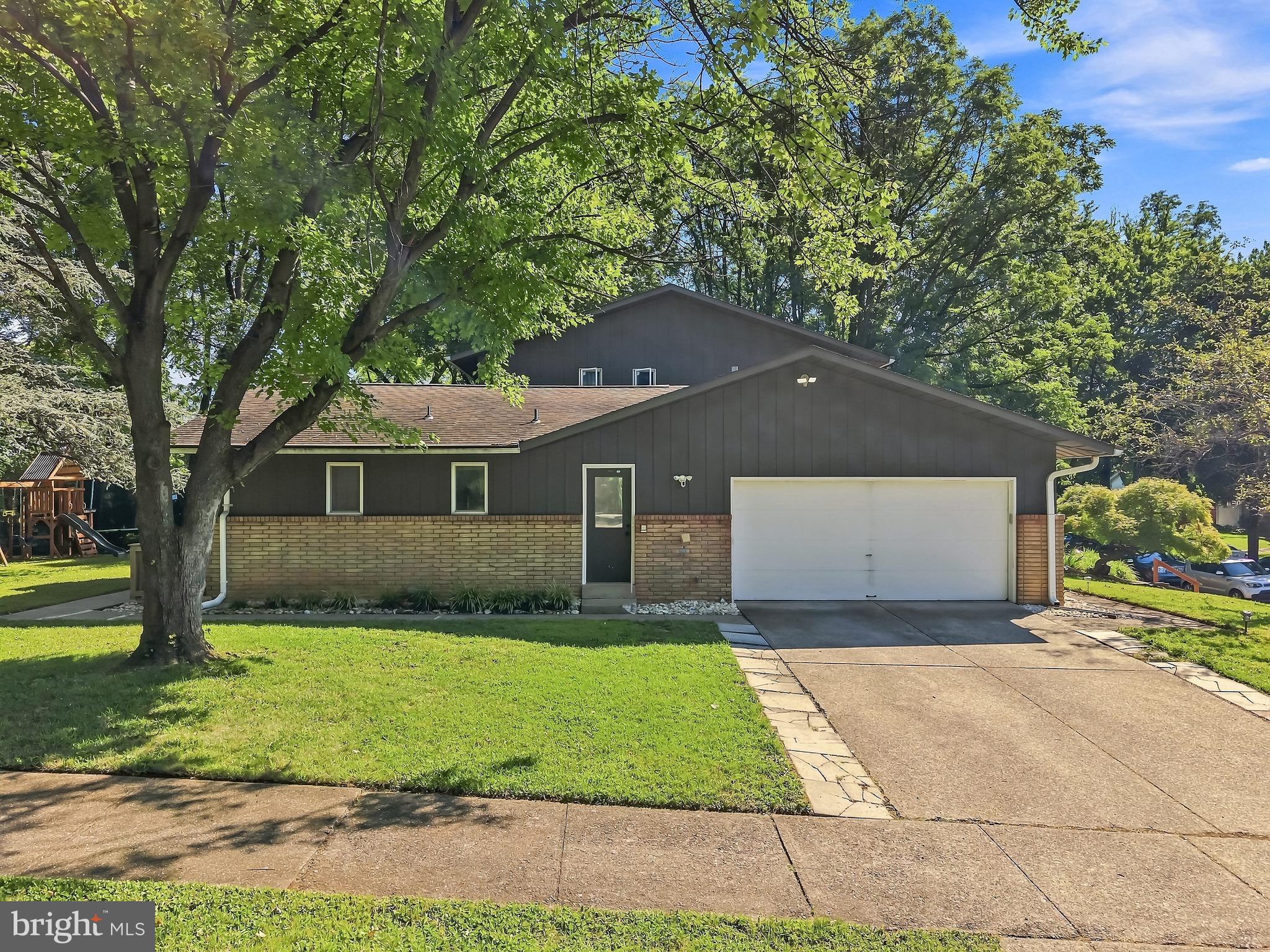 2421 W GREENLEAF STREET