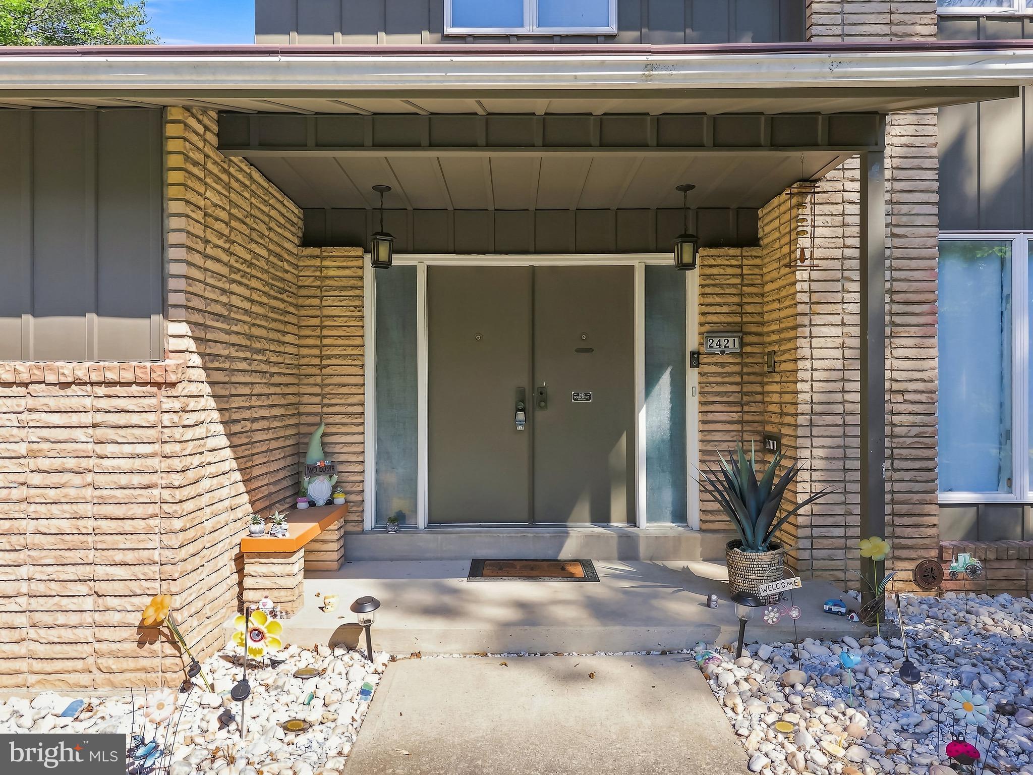 2421 W GREENLEAF STREET