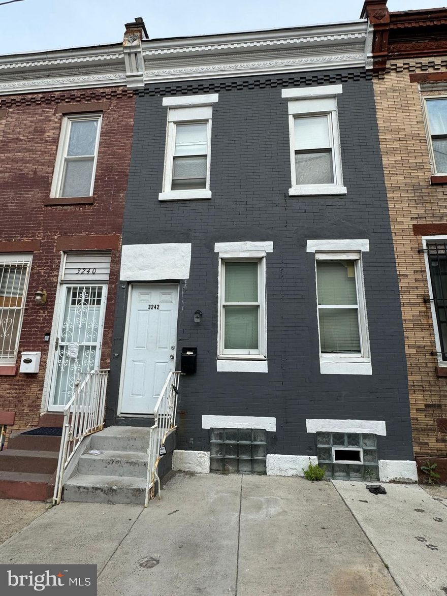 Welcome to 3242 North Randolph Street!
This property is perfect for investors looking to add to their portfolio or for buyers ready to make it their new home.