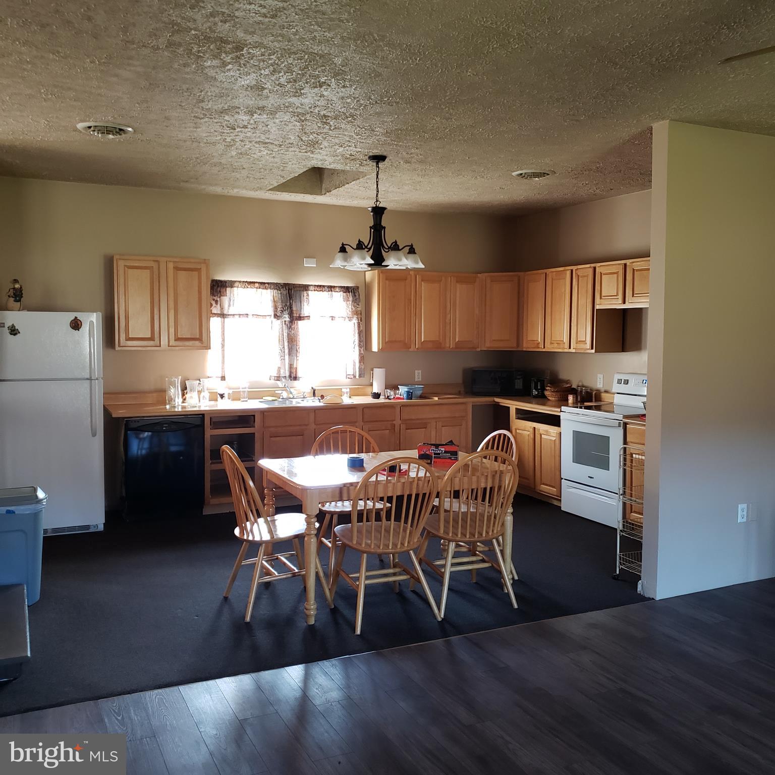 LITTLE MOUNTAIN ESTATES - Residential