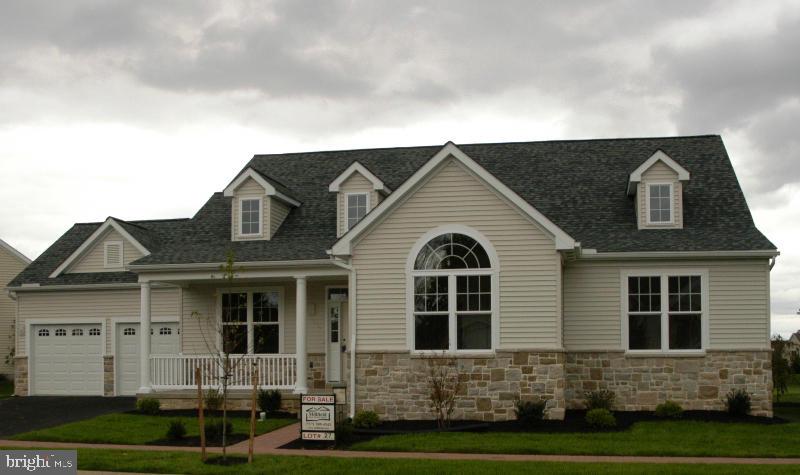 This is a beautiful family home, backing to large common area. Features include 9' 1st flr ceilings, 8'superior wall base,hardwood & tile flrs,gas fireplace,eat-at kit island,pantry, 1st flr laundry w/mud sink,extended garage,owners suite w/tray ceiling & walk-in closet & owners bath w/tile shower,soak tub, full front porch w/stone& flexlite on front facade, brick paver patio