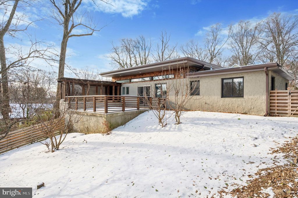 Photo of 29 Rolling Road, WYNNEWOOD, PA 19096 (MLS # PAMC2164858)