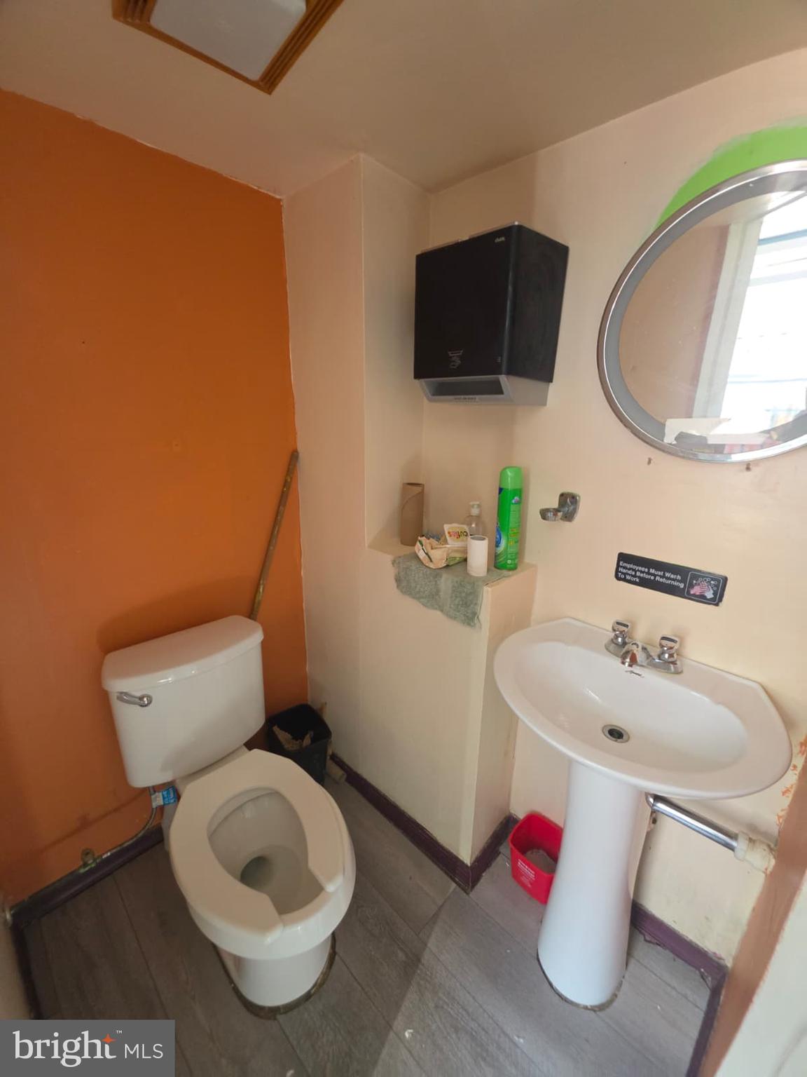 Main image without alt text