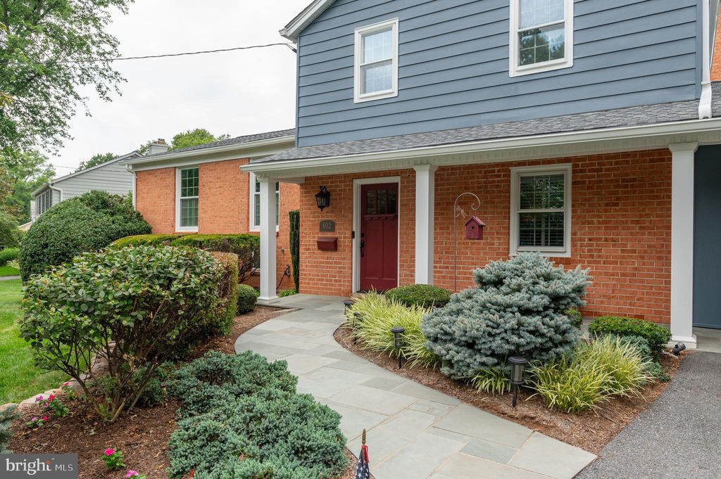 Photo of 602 Smallwood Road, ROCKVILLE, MD 20850 (MLS # MDMC2195358)