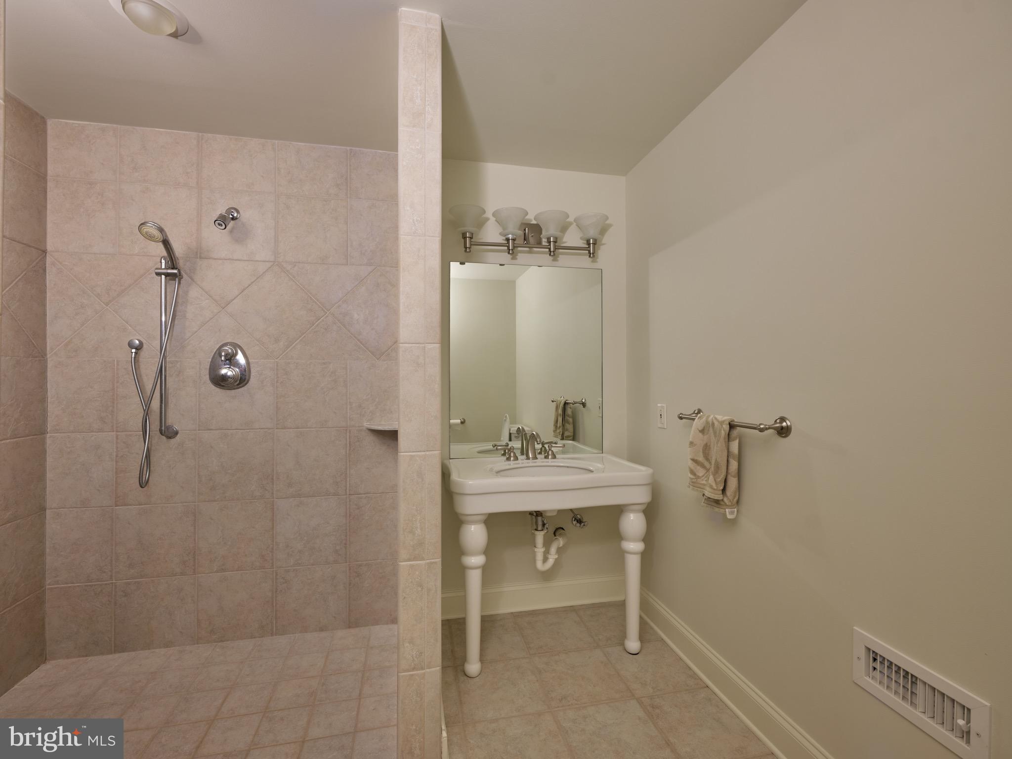 HUNTINGDON VALLEY - Residential