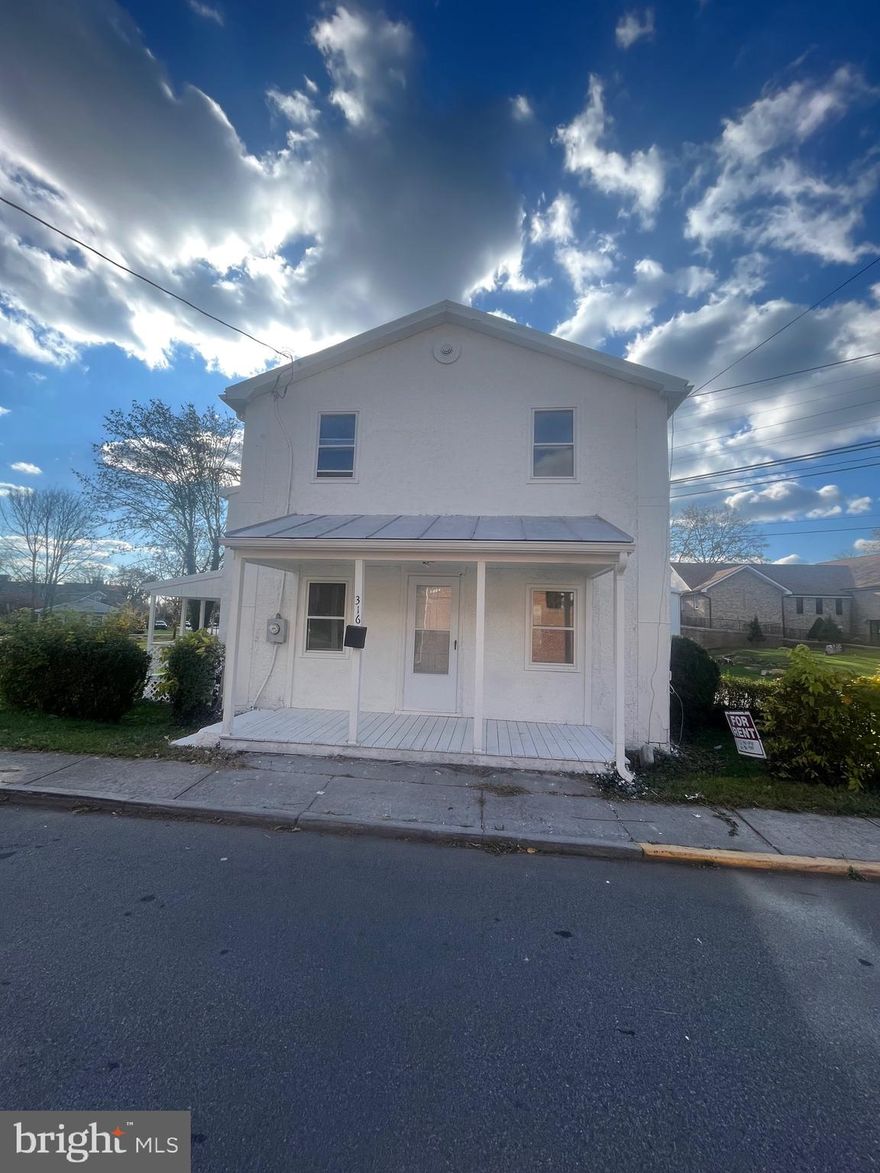 Cute little colonial sitting on the corner ready to be rented out. 2 bedrooms and 1 bath, walkable to shopping center. Has a good sized yard and covered side porch. Put your application in online and get in as quick as you’d like. Pets are allowed but will add $50 to the rent per pet. Call for your showing today.