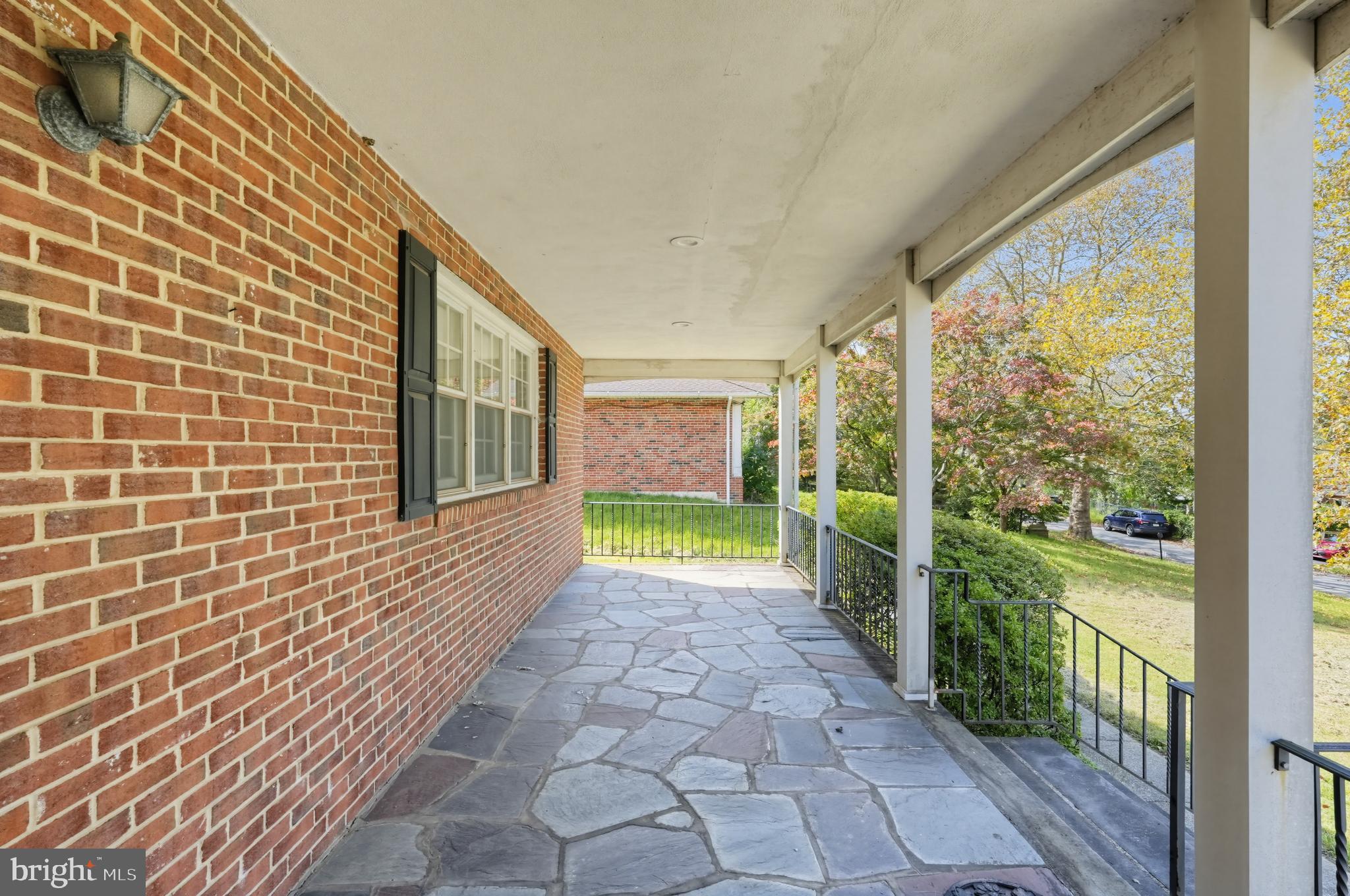 650 HENDREN STREET