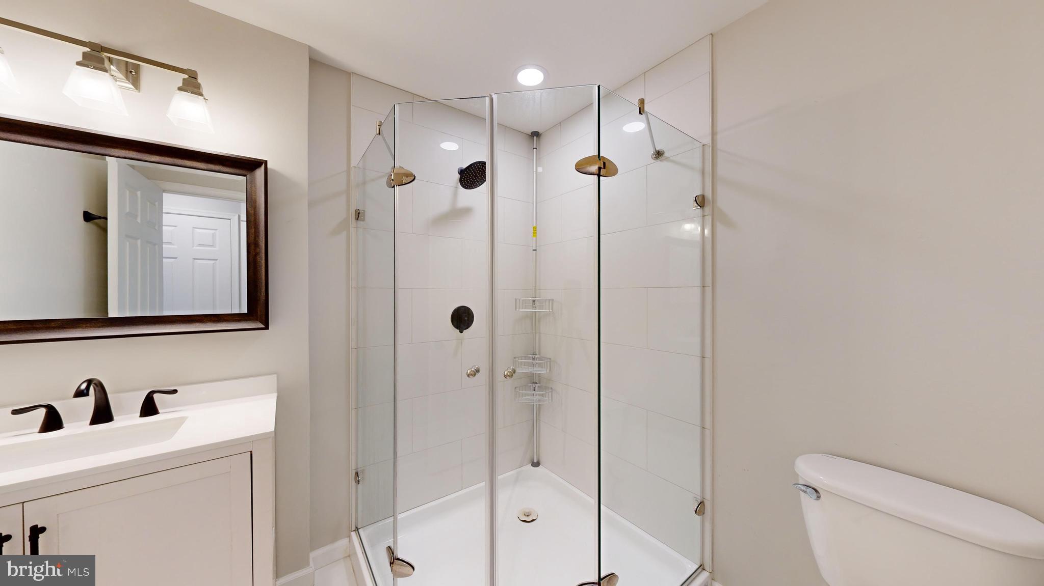 LAKESHORE CONDO - Residential