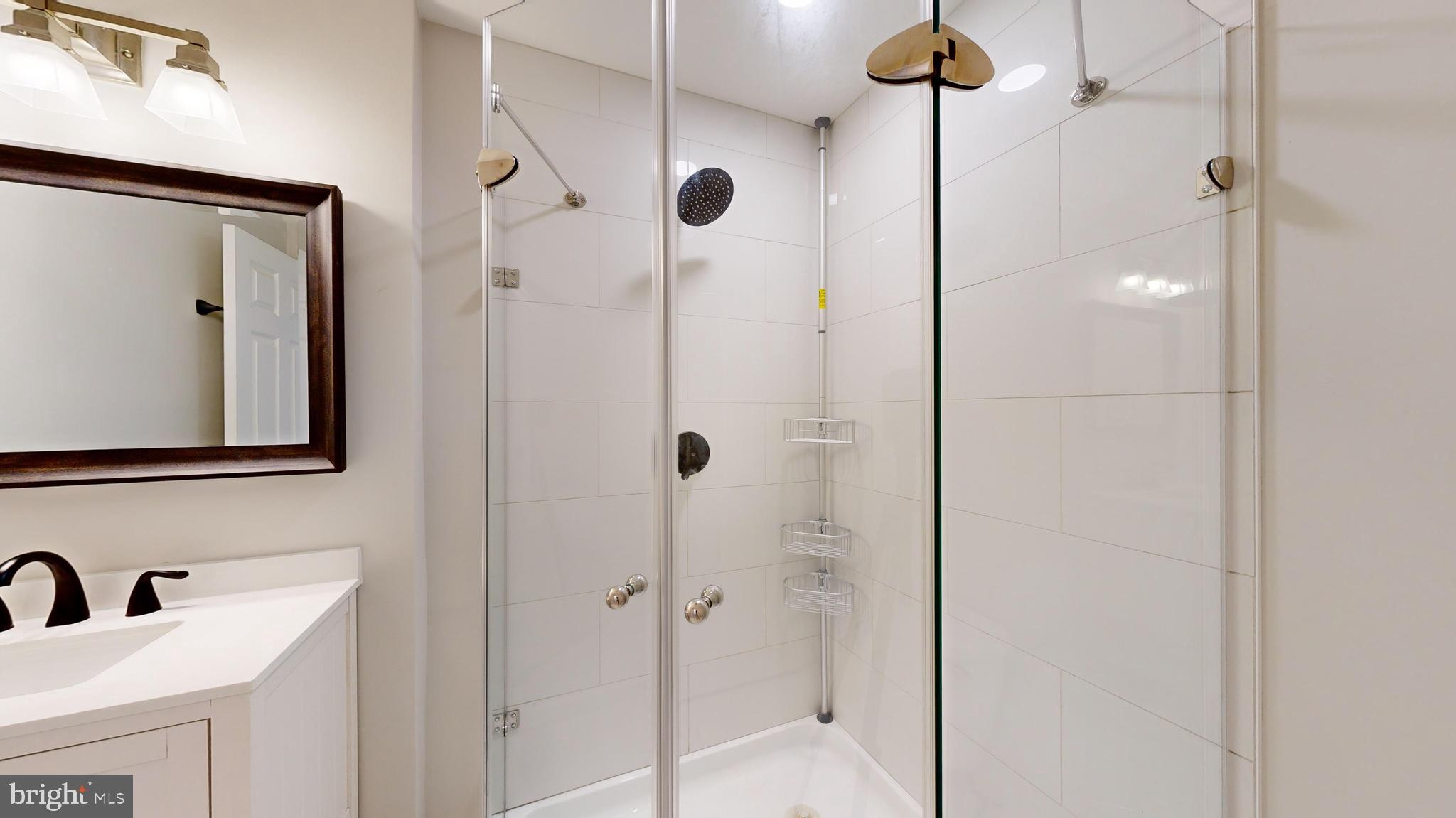 LAKESHORE CONDO - Residential