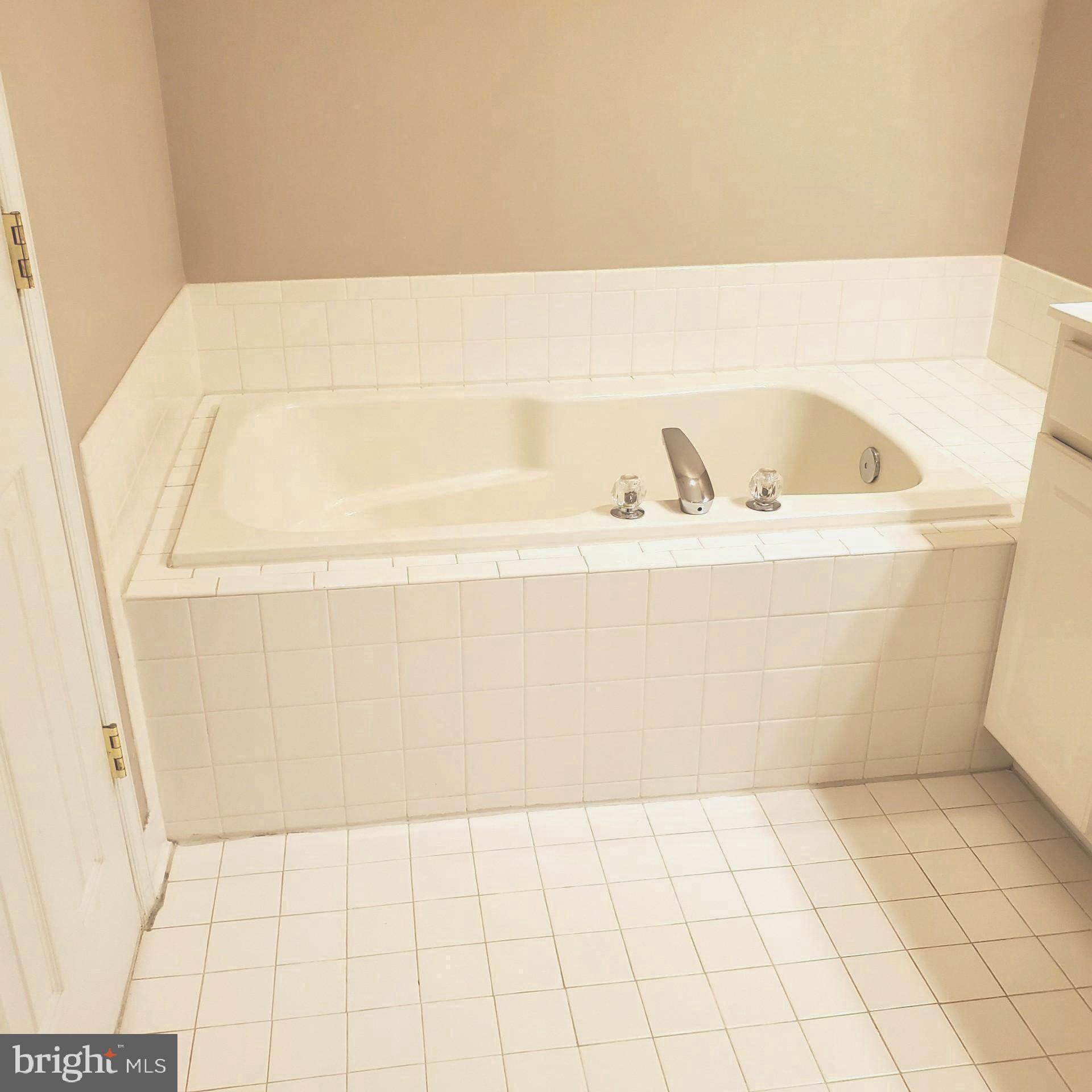 LAKELANDS - Residential Lease