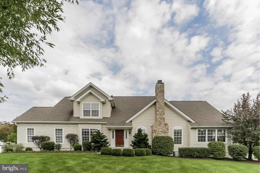 END UNIT First Floor Master Bedroom/Sun Room Granview at Belmont Country Club! Monthly fee includes Cable TV, Internet, all lawn service, roof replacement, exterior painting, driveway replacement, snow removal incl sidewalks, Upgrades include Hardwood on the entire first floor( incl MBDR), MBA & hall BA with granite counters, Side garage, cul de sac location with irrigation system, Dual zone HVAC.