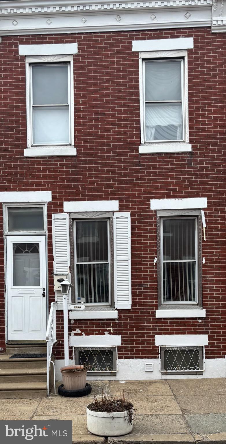 Welcome to this delightful 2-bedroom, 1-bathroom row home situated in a friendly neighborhood in Philadelphia! Perfectly designed for comfortable living, this residence features a spacious living room that seamlessly flows into the dining area, providing an inviting space for family gatherings and entertaining friends.
The partially finished basement serves as a versatile space, ideal for a home office, playroom, or additional storage.
Step outside to the lovely backyard, a perfect oasis for relaxation and play. This safe, fenced area provides a secure environment for children to enjoy outdoor activities, while adults can unwind or host summer barbecues.