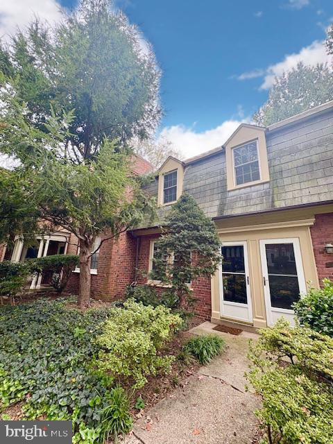 1303 S BARTON STREET 204