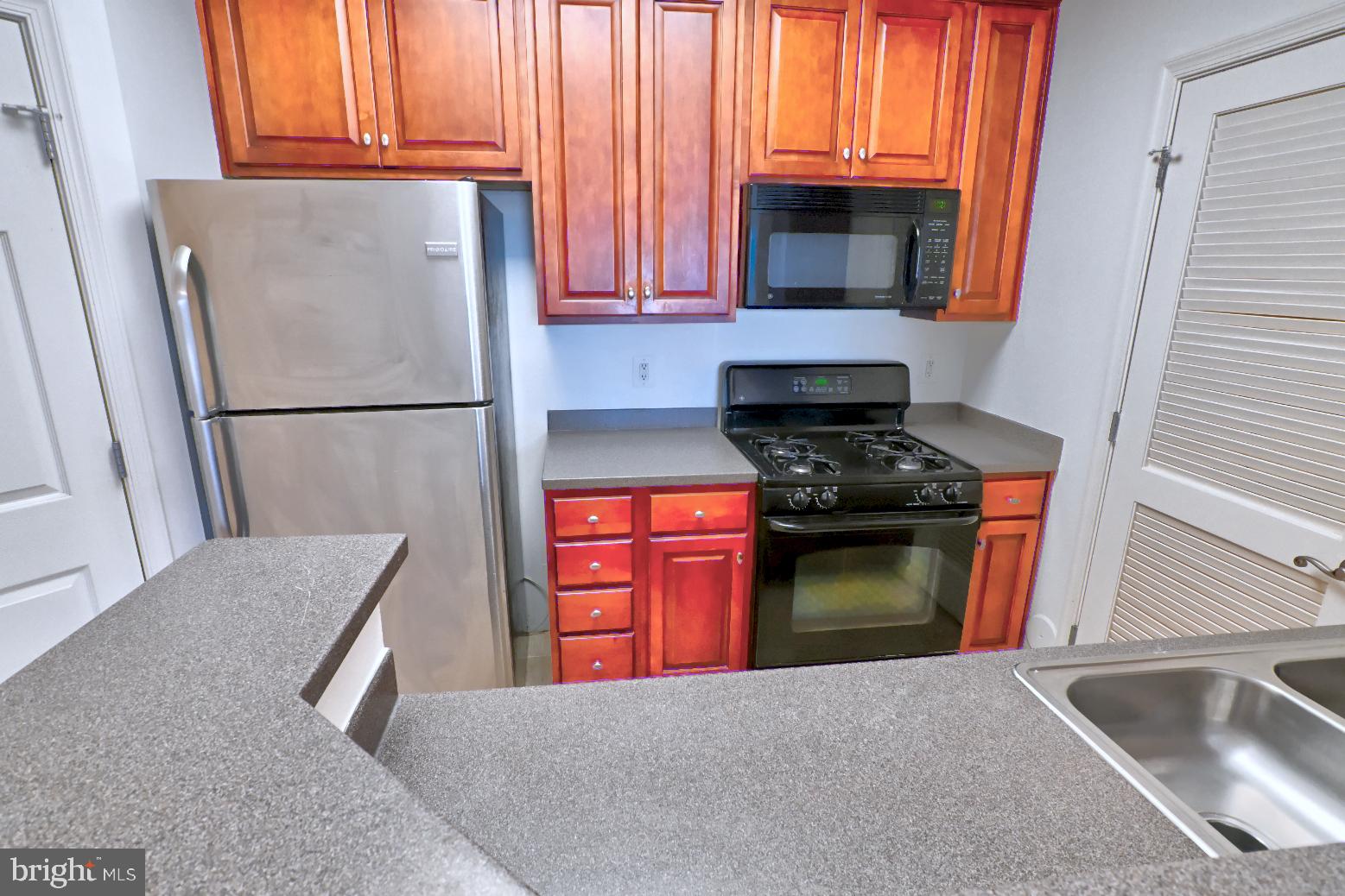 COMMONS ON POTOMAC SQUARE - Residential