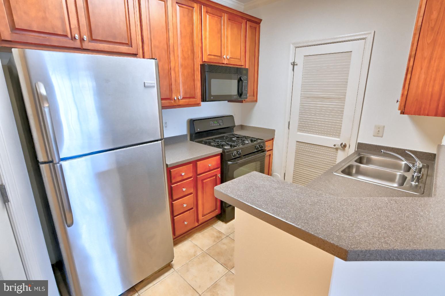 COMMONS ON POTOMAC SQUARE - Residential